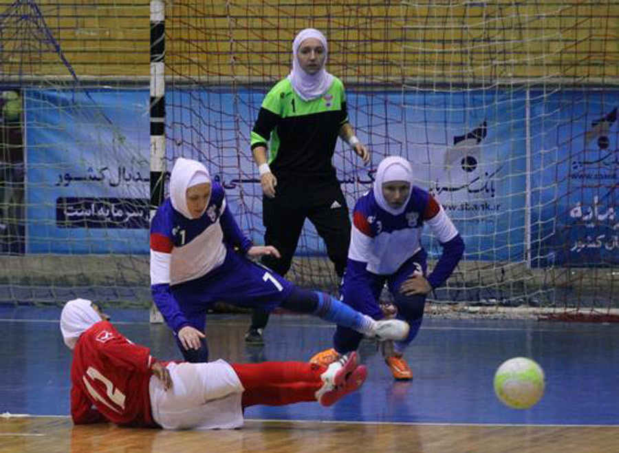 L’équipe féminine russe de futsal adopte le hijab pour un match amical en Iran (VIDEO)