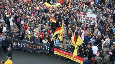 «Merkel doit partir !» : des centaines d'Allemands réunis à Dresde pour la fête nationale (IMAGES)