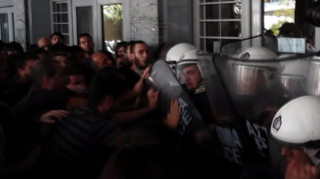Violents affrontements entre police et manifestants devant le palais de justice de Thessalonique