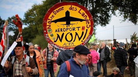 Notre-Dame-des-Landes : défilé de bâtons pour défendre la ZAD contre l'aéroport (VIDEO)