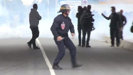 Violentes échauffourées à Calais entre policiers et migrants, repoussés au gaz lacrymogène (VIDEO)