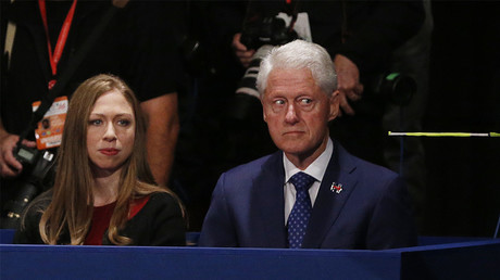 Bill Clinton assiste au débat entre Donald Trump et son épouse Hillary le 10 octobre, en compagnie de sa fille Chelsea ©Reuters/Jim Bourg