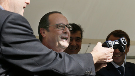 François Hollande s'apprête à piloter un drone civil à l'Elysée en septembre 2014 ©Patrick Kovarik/Pool/AFP