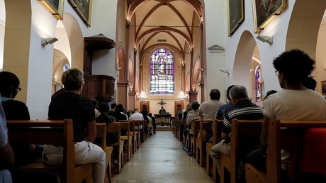 Un curé termine sa messe, enlève sa soutane puis se jette d’un viaduc de 61 mètres de haut