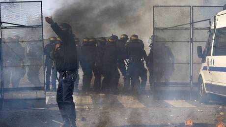 Manifestations, attaques, le grand retour du cocktail Molotov en France (VIDEOS)