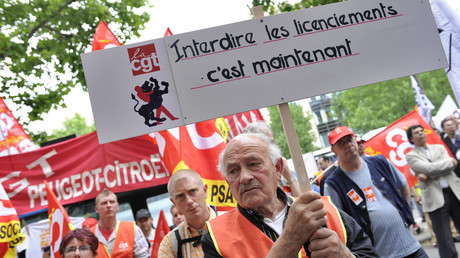 Photo d'une manifestation en juin 2012 contre les plans de licenciements du groupe PSA Peugeot Citroën. 