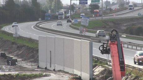 Calais : la construction du mur en bordure de l'autoroute a commencé (VIDEO)