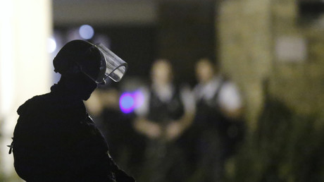 Un policier français participe dans une descente policière à Boussy-Saint-Antoine, près de Paris.