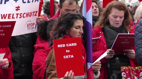 Carton rouge au CETA : manifestation contre l’accord entre l’UE et le Canada, à Luxembourg (VIDEO)