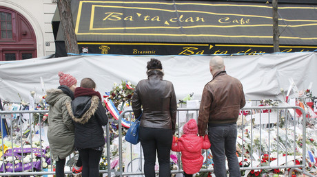 Des passants rendent hommage aux victimes de l'attentat du 13 novembre 2015 à Paris
