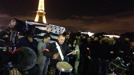 Près de 500 policiers manifestent à nouveau à Paris pour exprimer leur «ras-le-bol» (IMAGES)