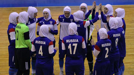 L’équipe féminine russe de futsal adopte le hijab pour un match amical en Iran (VIDEO)