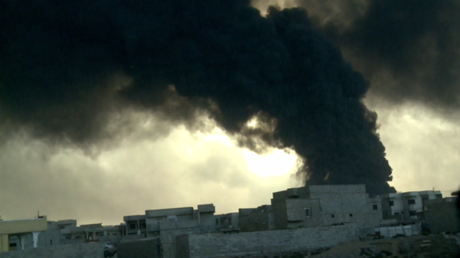 Une fumée noire couvre le ciel de Mossoul après l'incendie de centrales pétrolières par Daesh