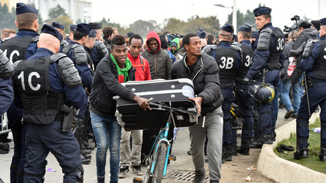Début du démantèlement du camp de Calais et du transfert des migrants vers des centres d’accueils