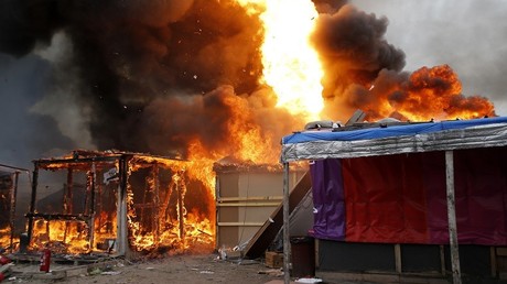 Vague d'incendies à Calais : le préfet parle de «tradition» des migrants, la droite scandalisée