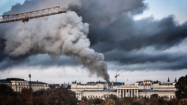 Autriche : le parlement touché par un important incendie à Vienne (VIDEOS)