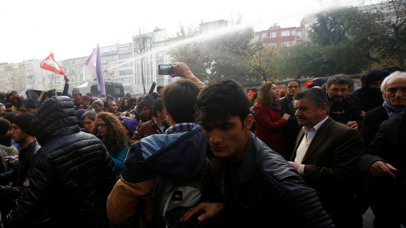 Turquie : une importante manifestation dispersée par des canons à eau à Istanbul