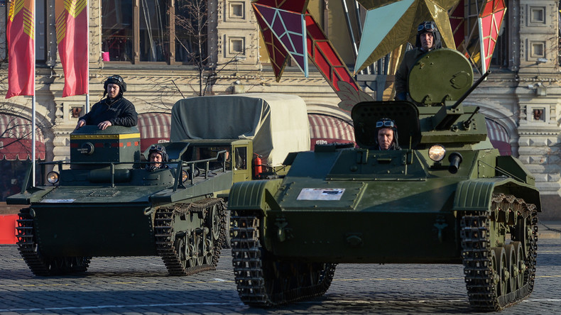 Reconstitution du défilé de l’armée russe avant son envoi au front face aux nazis en 1941