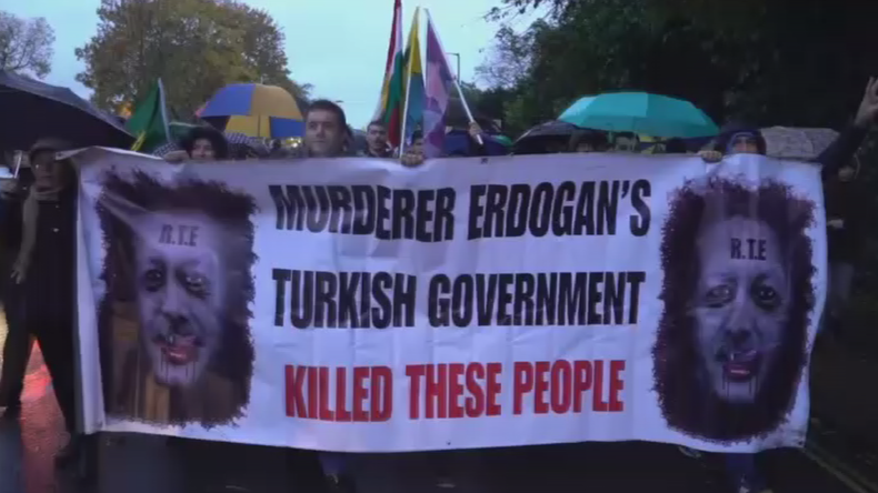 Des Londoniens battent le pavé pour manifester leur soutien aux Kurdes (VIDEO)