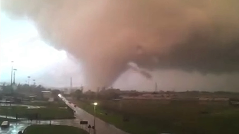 Une gigantesque tornade fait deux morts et de lourds dégâts près de Rome (VIDEO CHOC)