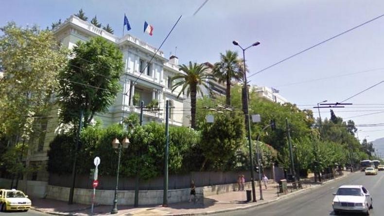 Grèce : jet de grenade sur l'ambassade de France, un policier blessé