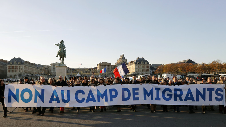 «Ici on aime le vin et le cochon» : manifestation anti-migrants au château de Versailles (VIDEO)