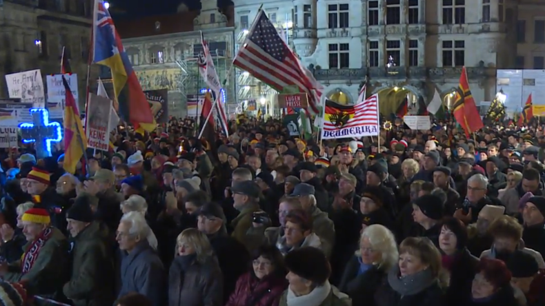 Allemagne : des drapeaux américains brandis après la victoire de Trump (VIDEO)