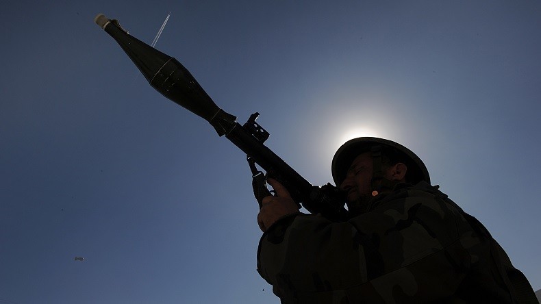 Evry : un lance-roquettes et des armes découverts dans un box de parking