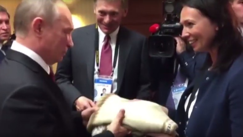 Au chaud pour l'hiver : Vladimir Poutine reçoit un cadeau surprise au Pérou (VIDEO)
