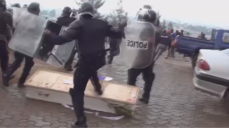 Des cercueils en signe de ras-le-bol contre la discrimination envers les anglophones au Cameroun