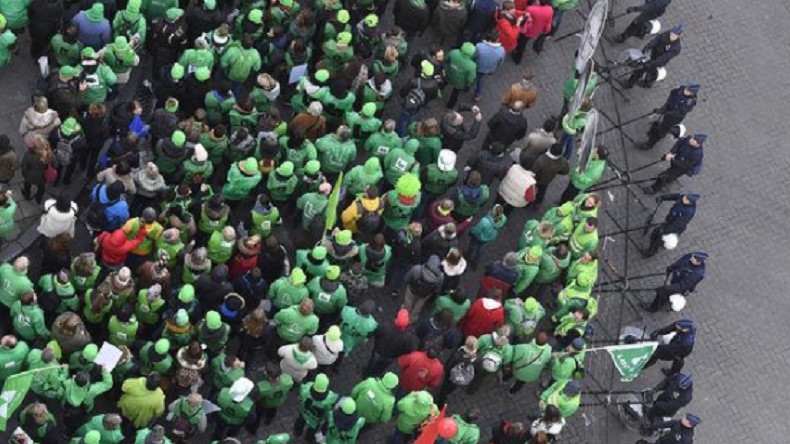 20 000 personnes manifestent à Bruxelles contre les mesures d'austérité du gouvernement (VIDEO)