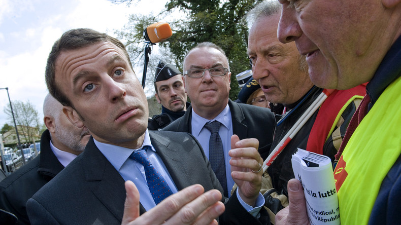 «Révolutionnaire, imposteur» : une action coup de poing de la CGT perturbe les dédicaces de Macron