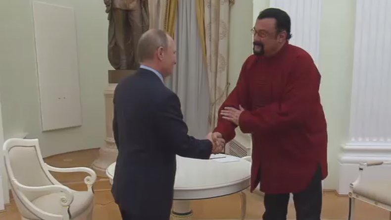 Vladimir Poutine remet un passeport russe à l’acteur américain Steven Seagal (VIDEO)