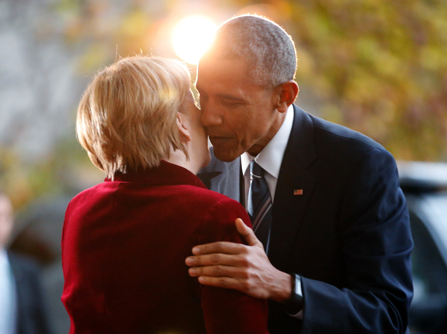 A la fin de son mandat, Barack Obama étreint Angela Merkel sans porter son alliance !