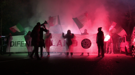 «Défendez  Milan !» : les Italiens manifestent contre l’accueil des réfugiés (VIDEO)