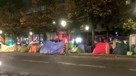 Paris : les tentes de migrants font leur retour à Stalingrad après l'intervention policière (IMAGES)