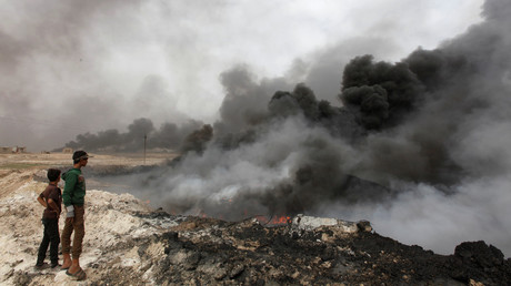 Des panaches de fumée s’élèvent des puits incendiés par les terroristes de Daesh fuyant la région à l’approche de l’armée irakienne
