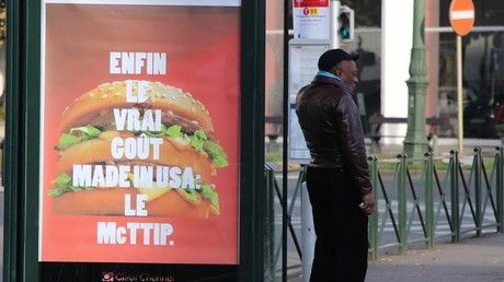 A Bruxelles, 80 affiches anti-TTIP et CETA remplacent des publicités traditionnelles (IMAGES)