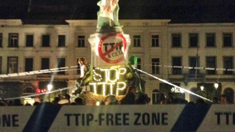 Bruxelles : plusieurs centaines de jeunes organisent une manif sauvage contre le CETA