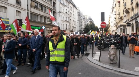 France : des milliers de personnes descendent dans la rue en soutien aux Kurdes de Turquie (IMAGES)