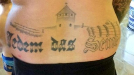 Le tatouage litigieux porté par ce néo-nazi allemand 