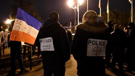 Toujours en colère, des policiers manifestent à nouveau à Paris le 11 novembre (IMAGES)
