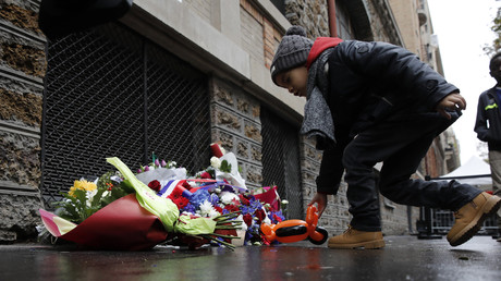 Des ballons symbolisant les victimes du 13 novembre sont lâchés dans le ciel de Paris