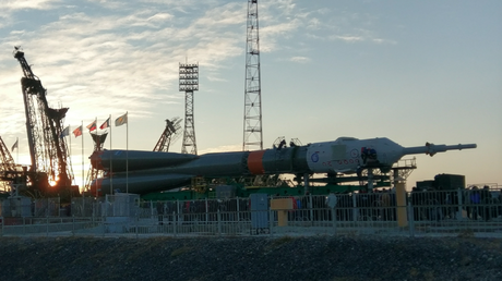 La fusée Soyouz en cours d'acheminement vers sa rampe de lancement