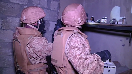 Une équipe d’experts russes examine le stock d’armes chimiques découvert à Alep (VIDEO)