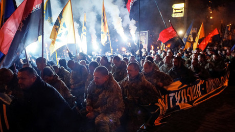Ukraine : des nationalistes se rassemblent et allument un feu à Kiev, trois ans après Maïdan