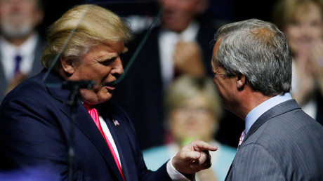 Donald Trump reçoit Nigel Farage lors d'un meeting pendant sa campagne électorale. 