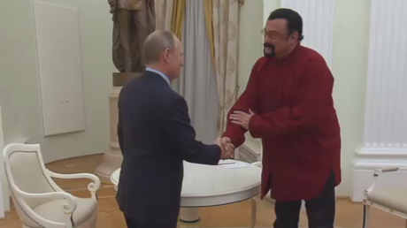 Vladimir Poutine remet un passeport russe à l’acteur américain Steven Seagal (VIDEO)
