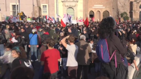 Des centaines d’Italiens manifestent contre le référendum constitutionnel à Rome