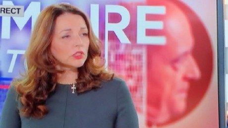 Devant l'indignation de Caroline Fourest, Valérie Boyer s'explique puis retire sa croix